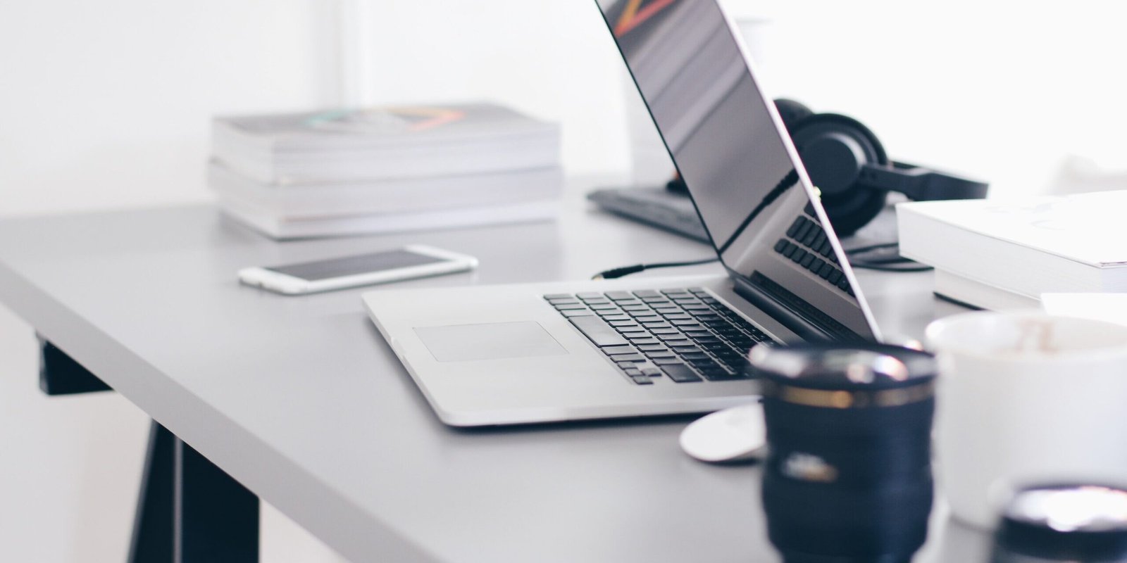 8 Persuasive Benefits of Working with a Social Media Manager